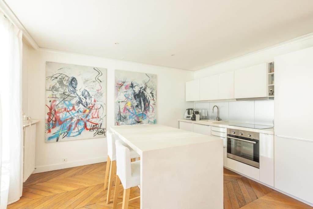 Beautiful Flat 3 Bedrooms In 9th Arrondissement *